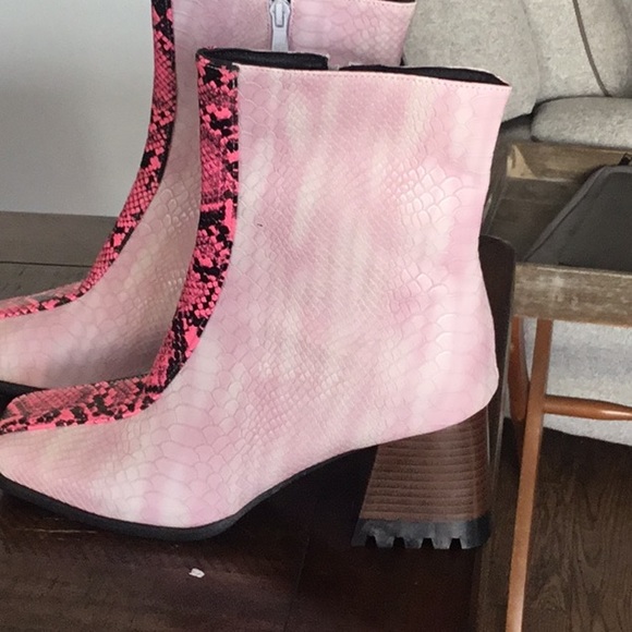 Size 9.5 - Picture 1 of 2